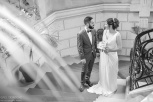 Photographe mariage Paris, noir et blanc, photos de couple en mairie